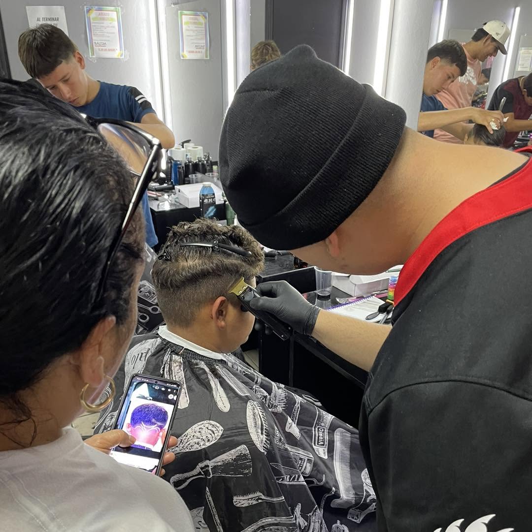 Práctica de corte en Baltra Academia